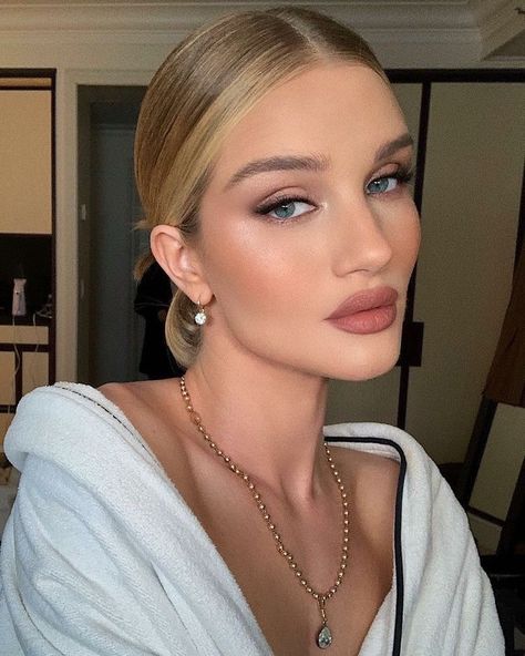 Rosie Huntington Whiteley Makeup, Hung Vanngo, Bronze Makeup Look, Simple Wedding Makeup, Natural Summer Makeup, Wedding Hairstyles And Makeup, Bronze Makeup, Soft Glam Makeup, Braut Make-up