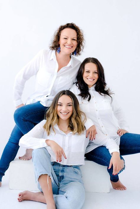 Family Generation Photography, Generations Photography, Studio Makeover, Studio Family Portraits, Family Photo Studio, Mother Daughter Pictures, Family Portrait Outfits, Daughter Photoshoot, Group Photo Poses