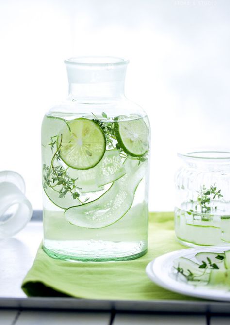 Make this Cucumber Lemongrass Water for your next at-home spa day. Deco Spa, Cucumber Detox Water, Healthy Detox Cleanse, Daily Vitamin, Cucumber Water, Infused Water Recipes, Sweet Coffee, Spa Water, Staying Hydrated