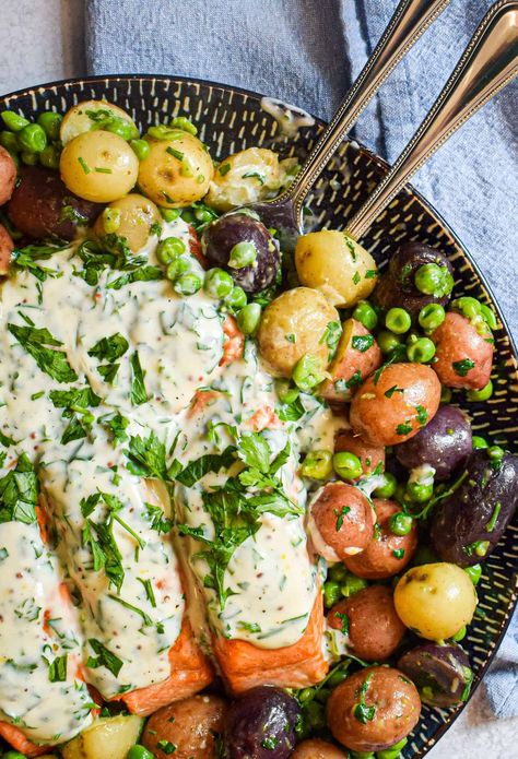 Salmon With Parsley Sauce, Salmon With Tahini Sauce, Parsley Salmon, Salmon With Parsley, Christmas Salmon, Western Recipes, Kidney Support, Parsley Sauce, Sauce For Salmon