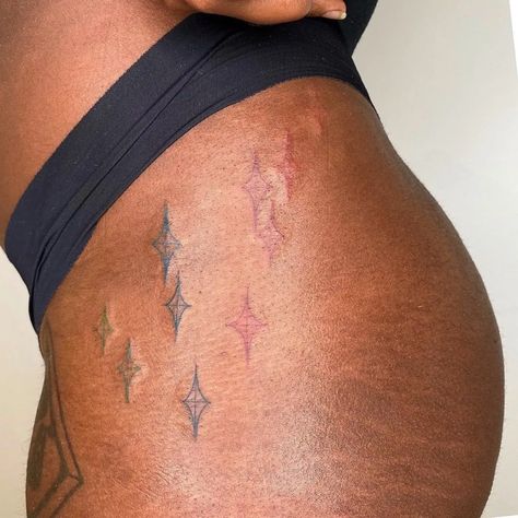 Red Ink On Dark Skin Tattoo Ideas, Tattos On Black Girls, Blue Tattoo Brown Skin, Tattoos Black Women Dark Skin, Red Ink On Brown Skin Tattoo, Minimalist Tattoo Dark Skin, Color Tattoos On Black Women, Red Ink Tattoos On Dark Skin Black, Tattoo For Dark Skin Women