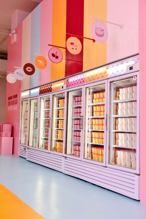 Museum of Ice Cream Returns to NYC with 'The Pint Shop' - Weekend Jaunts Museum Of Ice Cream, Wallpaper Flower, Showroom Design, Cafe Interior Design, Ice Cream Shop, Decoration Inspiration, Diy Vintage, Pop Up Store, Booth Design