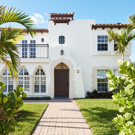 Designer Trish Becker Brings Old Florida Magic Back to Her Circa-1930s Palm Beach Home Old Florida Exterior House Colors, Old Florida Home, Florida Homes Exterior, Stucco Homes, West Palm Beach Florida, Sight Unseen, Palm Beach Florida, Florida House, Old Florida