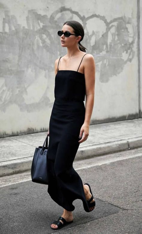 How to dress like an Italian woman this summer. Master the Italian bombshell look and what are the most important aspects of Italian fashion for summer. | Italy fashion and Italian style | #italianfashion #italianstyle #italianwomen Minimalist Moda, Moda Do Momento, How To Look Expensive, Woman In Black, Italian Women, Easy Style, Dion Lee, Business Outfit, 가을 패션