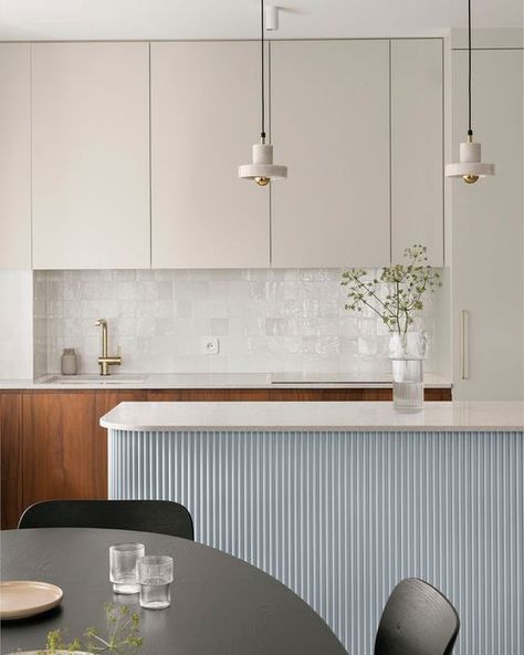 marazziceramiche on Instagram: "A discreet and welcoming kitchen. The tiles in the small square size CROGIOLO ZELLIGE in the colour GESSO, chosen for the kitchen backsplash, not only match the warm colour of the wall and wall units, but their handmade effect perfectly complements the delicate and cosy background. Project: @nataliamprojekty Ph. @md.fotografiawnetrz #Marazzi #MarazziCeramiche #MarazziHumanDesign #MarazziProject #Ceramic #CeramicTile #Tiles #InteriorDesign #TileInspiration #Be Classical Kitchen Design, Kitchen Ideas Classic, Interiors 2024, Stylish Kitchen Island, Classical Kitchen, Light Blue Kitchens, Kitchen Ikea, Kitchen Island Ideas, Blue Earth