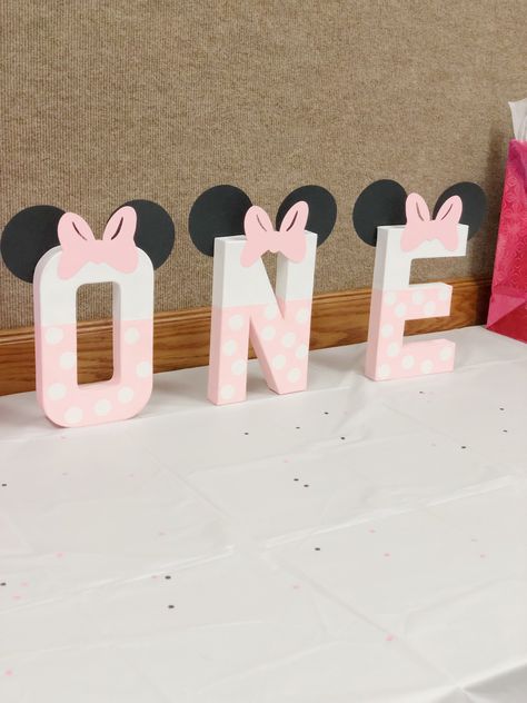 Pink Minnie Mouse Party Ideas, Pink Minnie Mouse Birthday Party Ideas, Minnie Mouse Photo Backdrop, Minnie Mouse Goodie Bags Diy, Minnie Mouse Birthday Activities, 1st Birthday Diy Decorations, Diy Minnie Mouse Decorations, Baby Minnie Mouse 1st Birthday, Pink Minnie Mouse Birthday Party