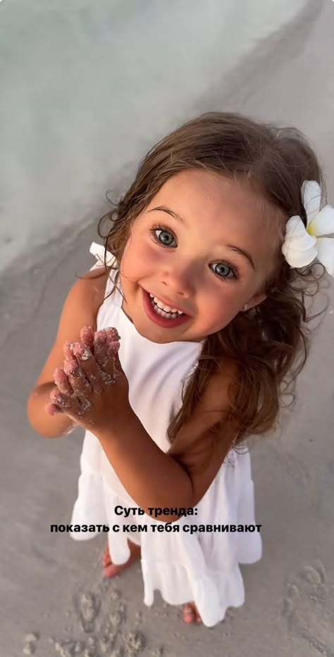 Brunette Toddler Girl, Pretty Toddler Girl, Little Brunette Girl, Curly Hair Toddler, Curly Hair Kids, Cute Toddler Girl, Brown Hair Green Eyes, Blue Eyed Baby, Kids Aesthetic