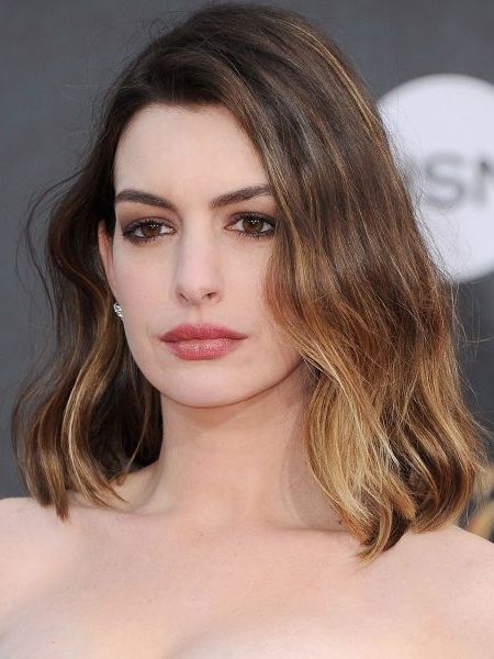 Gone are Anne Hathaway's ombre'd ends... See her chocolately brunette hair color here. Mandy Moore Short Hair, Anne Hathaway Hair, Celebrity Wedding Makeup, Brunette Roots, Dark Ombre Hair, Wedding Makeup Ideas, Wedding Hairstyles And Makeup, Best Wedding Makeup, Short Dark Hair