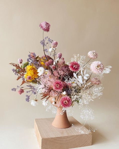 Modern Dry Flower Arrangements, Centerpieces With Dried Flowers, Dried Floral Bud Vase, Dried Flower Arrangements Centerpiece, Modern Dried Flowers, Dry Flowers Centerpieces, Modern Floral Bouquets, Modern Dried Flower Arrangements, Dried Floral Centerpieces Wedding