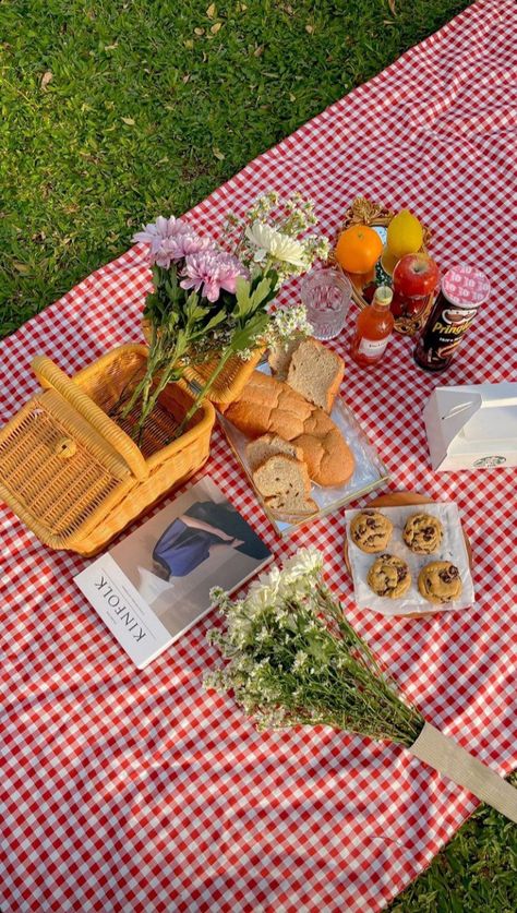 Cottage Core Food, Bridal Picnic, Picnic Date Food, Picnic Photo Shoot, Picnic Pictures, Picnic Planning, Picnic Activities, Picnic Birthday Party, Picnic Theme