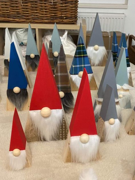 Diy Wooden Gnomes, Wooden Gnomes, Chrismas Crafts, Easy Diy Christmas Gifts, Wooden Santa, Handmade Christmas Crafts, Noel Diy, Christmas Themes Decorations, Christmas Candle Holders