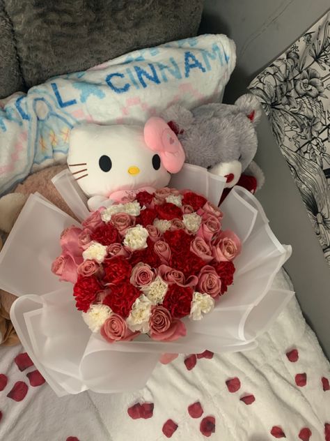 Hello Kitty Ramo, Hello Kitty Stuffed Animal, Kitty Stuffed Animal, Animal Sitting, Roses Bouquet Gift, Hello Kitty Gifts, Birthday Goals, Hello Kitty Jewelry, Cute Disney Drawings