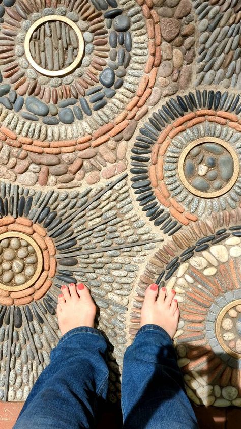 Outdoor Mosaic Floor, Garden Pebble Art, Garden Concrete Ideas, Pebble Mosaic Walkway, Mosaic Backyard, Pebble Mosaic Patterns, Stone Mosaic Path, Mosaic Pathway, Stone Pathway Ideas