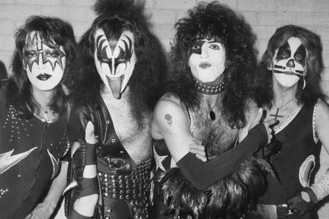 KISS, an American rock band that enjoyed its heyday in the mid-1970s, boasts worldwide popularity for their catchy tunes, elaborate concerts and, of course, their makeup. In fact, the group didn't make an official public appearance without its trademark black-and-white makeup until 1983. Learn ... How To Do Kiss, Weekend Song, Banda Kiss, Kiss Songs, Nyc March, Vinnie Vincent, Eric Carr, Kiss Members, Peter Criss