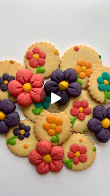 How To Decorate Biscuits, Shortbread Cookie Decorating, Sable Cookies Recipe, Colourful Cookies, Kitchen Apothecary, Painted Cookies, Shortbread Biscuits, Baking Decorating, Paint Cookies