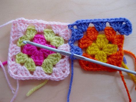 joining granny squares II Join Granny Squares, Crochet Granny Square Beginner, Joining Granny Squares, Crochet Angel Pattern, Crochet Angel, Crochet Granny Square Blanket, Crochet Blocks, Granny Square Blanket, Crochet Woman