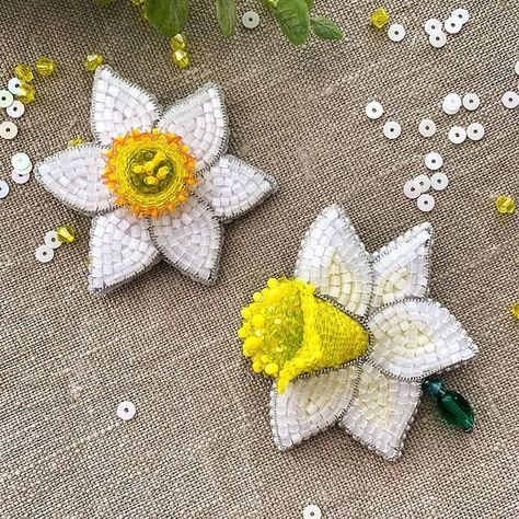 Beaded Daffodil, Beaded Designs, Narcissus Flower, Brooch Diy, Brooch Handmade, Beading Jewelery, Bead Work Jewelry, Flower Embroidery Designs, Fabric Beads