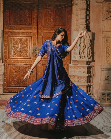 Kinjal Dave on Instagram: “Bluetiful 💙 . . Outfit by @heer.boutique Picture by @aakashpatelphotography #kinjaldave #bluelahenga” Kinjal Dave, Dupatta Styling, Garba Outfit, Navratri Dress, Navratri Chaniya Choli, Chaniya Choli, Boho Patterns, Bridal Shoot, Indian Outfit