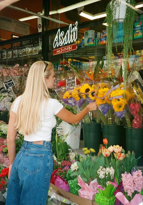 Nyc, NYC, New York, Central Park, Film, Film photo, aesthetic, Kodak film, sunflowers, flowers, girl Nyc Flowers Aesthetic, New York Travel Aesthetic, New York Aesthetic Pictures, Aesthetic Nyc Pics, Aesthetic Park Pictures, New York Summer Aesthetic, New York Aesthetic Summer, Central Park Outfit, Kodak Aesthetic