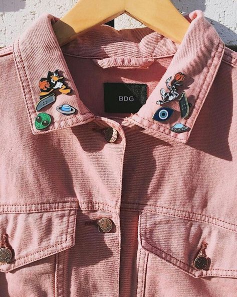 Pins Jean Jacket, Denim Jacket Patches Inspiration, Denim Jacket With Pins, Pink Denim Jacket Outfit, Jean Jacket Pins, Denim Jacket Pins, Jacket With Pins, Pins On Denim Jacket, Pin Jacket