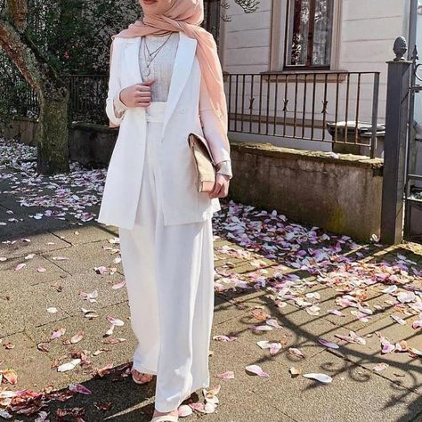 651 mentions J’aime, 0 commentaires - hijab fashion girls (@hijab_fashiongirls) sur Instagram : "#hijabilookbook #fashion #thehijabstyle #hijabmodesty #modesty #hijabstyle #hijabistyle…" Convocation Outfit Graduation, Outfit Grado, Graduation Outfit Ideas Hijab, Office Hijab, Convocation Outfit, Style Icons Outfits, Modest Work Outfits, Wedding Cloak, Blazer Outfits Casual