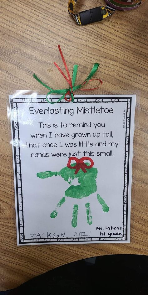 Preschool Parent Christmas Gifts, Preschool Parent Gifts, Preschool Christmas Gifts For Parents, Parent Holiday Gifts, Preschool Christmas Gifts, Classroom Holiday Crafts, Baby Christmas Crafts, Print Crafts, Room Crafts