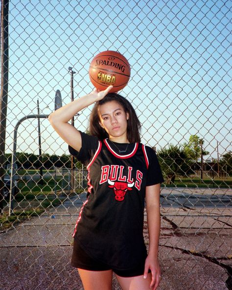 I’m obsessed with the 90s and love shooting film to re-create that look! Let’s create some 90s magic! #90s #90sfashion #90saesthetic #vintage #basketball #fashion #womensfashion #sports #dallas #texas #film #filmphotography Basketball Pictures Poses, Tennis Photoshoot, Sports Photoshoot, Y2k Photoshoot, Pink Basketball, Mindset Shift, Women's Shooting, Branding Photoshoot Inspiration, Basketball Photography