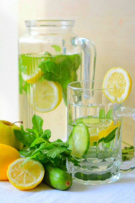 Lemon Water Recipe, Cucumber Lemon Water, Detox Water Recipe, Cucumber Detox Water, Ginger Detox, Cucumber Diet, Lemon Cucumber, Lemon Detox, Warm Lemon Water