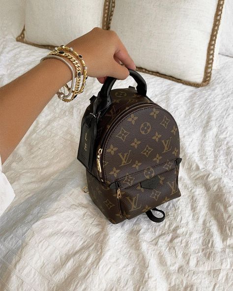 Je Suis Lou on Instagram: “Palm Springs Mini 🤍 a forever bag or just a trend that has been staying longer than we thought? 🍂⬇️ my personal opinion is that it’s here…” Mini Backpack Outfit, Louis Vuitton Mini Backpack, Lv Mini Backpack, Lv Backpack, Louis Bag, Louie Vuitton, Backpack Outfit, Handbag Hardware, Louis Vuitton Backpack