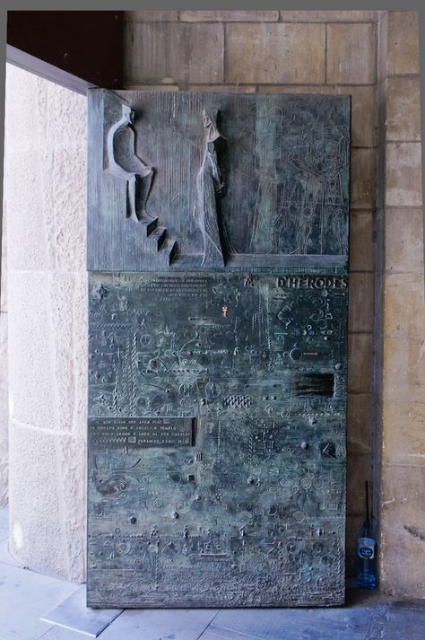 Door in Sagrada Familia, Barcelona, Spain * Modern Entrance Door, Arcology, Modern Entrance, Door Gate Design, Industrial Architecture, Arched Doors, Antoni Gaudi, Arched Windows, Beautiful Doors