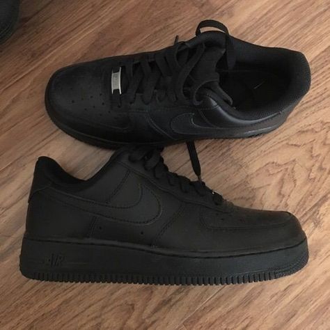 Black Nike Shoes Women, All Black Nike Shoes, Nike Air Force Black, Buty Jordan, Nike Shoes Blue, All Black Nikes, Shoes Nike Air Force, Nike Shoes Air Force, Dr Shoes