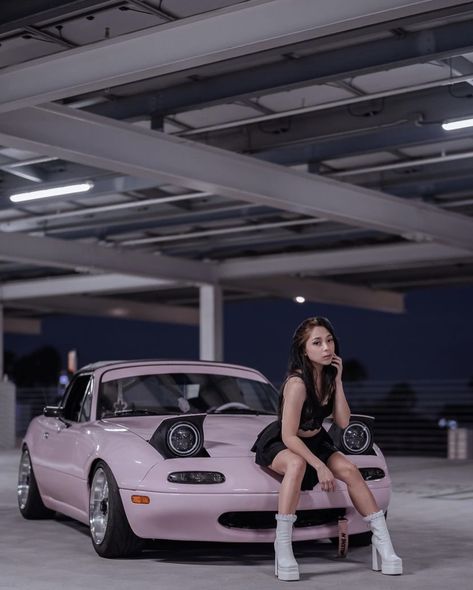 Photoshoot Car, Jdm Girls, Bodybuilding Clothing, Mazda Mx5 Miata, Miata Mx5, Figure Poses, Car Ideas, Mazda Mx5, Car Girl