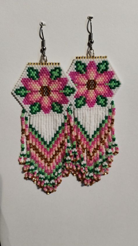 Delica Beaded Earrings, Unique Beaded Jewelry, Beadwork Ideas, Native American Clothing, Beaded Earrings Native, Earrings Patterns, Beadwork Designs, Beaded Earrings Diy, Accessory Ideas