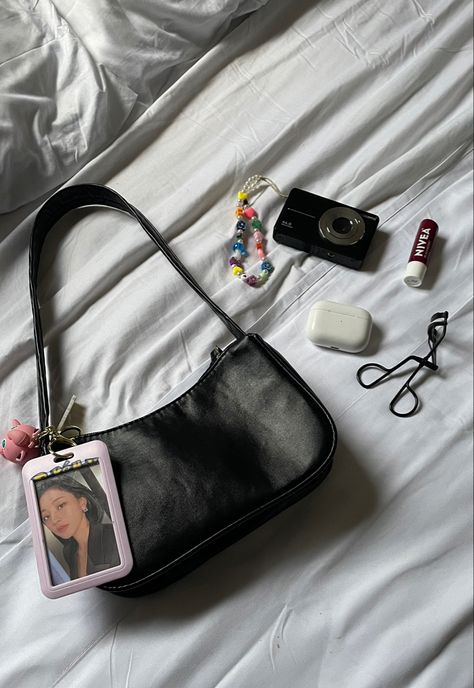 #pursesandhandbags #pursesandbags #purse #aesthetic #essentials #kpop Whats In My Bag Aesthetic Korean, Korean Bag Aesthetic, Kpop Bag Aesthetic, Totes Aesthetic, Kpop Essentials, Kpop Bag, Aesthetic Purse, Aesthetic Essentials, Concert Bag