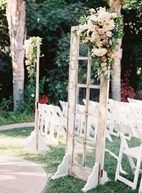 Vintage Outdoor Weddings, Vintage Chic Wedding, Photo Booth Backdrop Wedding, Wedding Doors, Booth Backdrops, Rustic Door, Wedding Entrance, Wedding Photo Booth, Favor Ideas