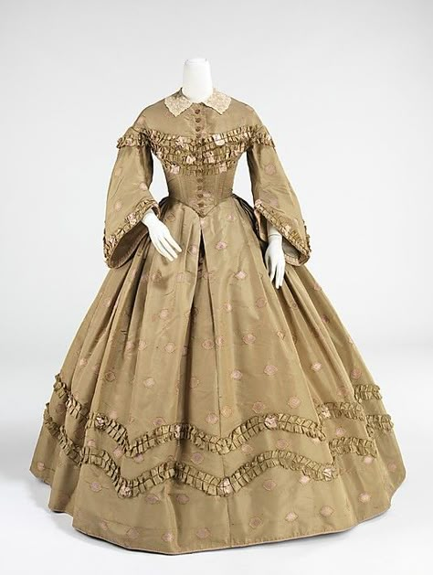 Tan silk afternoon dress with ruched trim (front), American, ca. 1862. Neutral Attire, 1860s Dresses, 1860s Fashion, Antique Dresses, 1860 Fashion, 19th Century Clothing, 1800s Fashion, Afternoon Dress, Antique Fashion