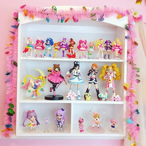 🌸🎀🌸 Kawaii Shelf, Anime Display, Figure Shelf, Kawaii Rooms, Gamer Room Design, Manga Shelf, Kawaii Bedroom, Girl Figure, Otaku Room