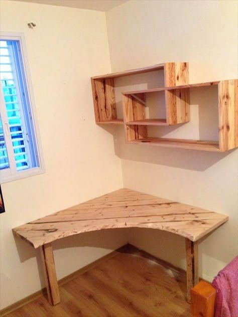 DIY #Pallet #Desk with Art Style Shelves | 101 Pallet Ideas - DIY pallet corner study table or computer desk ideas! Diy Corner Desk, Corner Shelf Design, Pallet Desk, Diy Computer Desk, Desk Diy, Pallet Ideas Easy, Regal Design, Pallet Shelves, Wood Pallet Projects