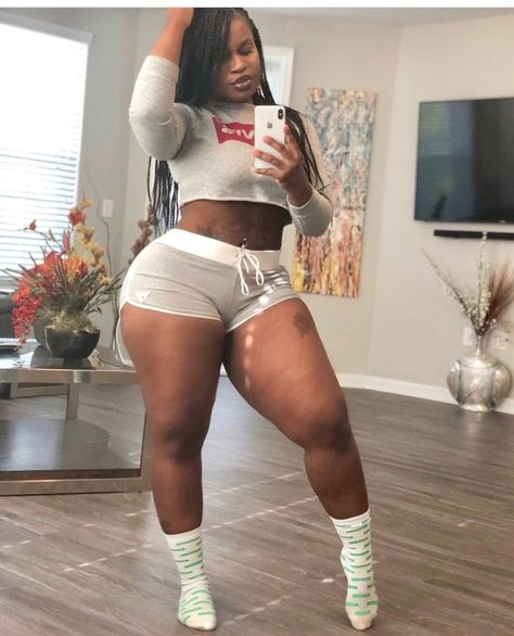 Taking A Selfie, Curvy Shorts, Curvy Women Jeans, Curvy Girl Fashion, Curvy Girl Outfits, A Woman, Black Women, Cell Phone, Tumblr