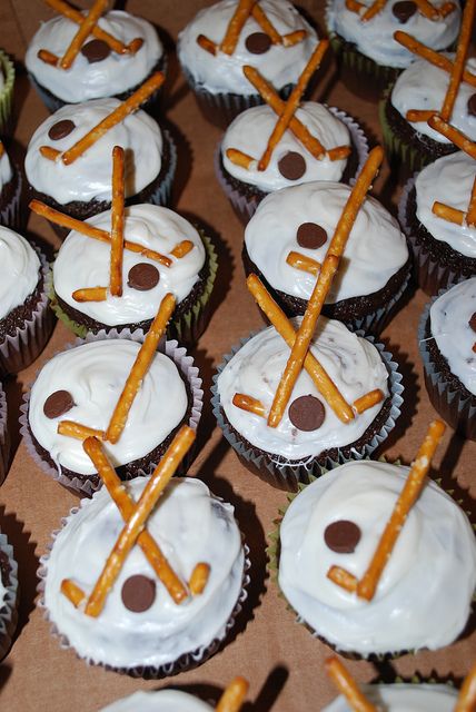 Hockey Stick Cupcakes, these are obviously from someone's flickr so there is no link to really get to. But, OMG..... I HAVE TO MAKES THESE for the girls! These look AWESOME! Hockey Cupcakes, Cup Wallpaper, Hockey Cakes, Hockey Birthday Parties, Hockey Party, Hockey Birthday, Bar A Bonbon, Hot Chocolate Marshmallows, Chocolate Marshmallows