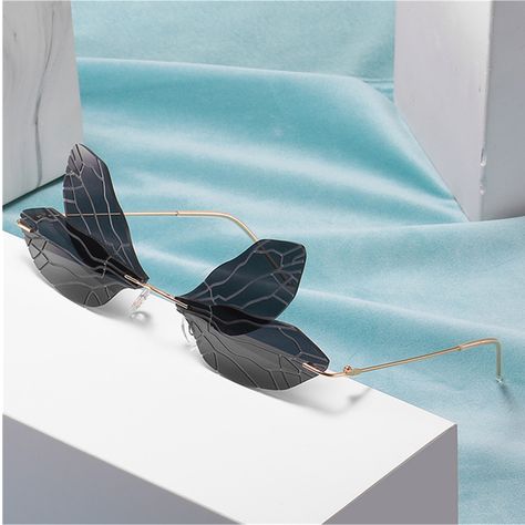 Cool Glasses For Women, Pink Sun Glasses, Wing Sunglasses, Futuristic Glasses, Clear Ocean, Funky Sunglasses, Funky Glasses, Wing Design, Rimless Glasses