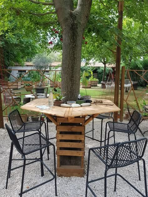 20 Easy and Fun Ideas for Big Trees In The Yard - 158 Tree Stump Ideas Outdoor Seating, Tree Outdoor Ideas, Sitting Area Under Tree, Campground Decorating Outdoor, Picnic Table Design, Bench Around Trees, Wooden Picnic Tables, Table Design Ideas, Outdoor Decor Backyard