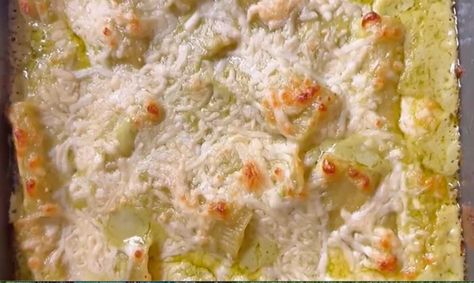 Pasta Poblano Mexican recipe Vivi Poblano Pasta, Best Tres Leches Cake, Spaghetti Verde, Mexican Pasta Bake, Poor People Food, Mexican Spaghetti, Grilled Chicken Pasta, Mexican Pasta, Poblano Peppers