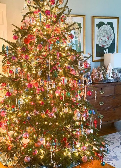 White Christmas Tree Vintage, Colourful Lights Christmas Tree, Christmas Tree Multi Color Decorations, Colorful And White Christmas Lights, Vintage Multicolor Christmas Tree, Multicolor Christmas Tree Lights, Traditional Christmas Tree With Tinsel, Shiny Bright Christmas Tree, Colorful White Christmas Tree