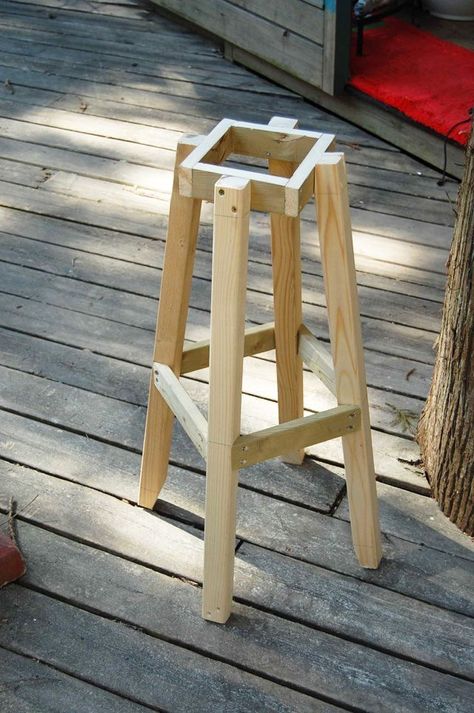 Diy Bar Stools, Kursi Bar, Industrial Design Furniture, Wooden Stool, Funky Painted Furniture, Cardboard Furniture, Pallet Ideas, Small Wood Projects, Diy Furniture Table