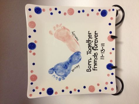 Born Together, friends forever. Sweet Twins footprint plate. Feet make a Heart-Shape. Twins Footprint Art, Twin Handprint Art, Twin Footprint Crafts, Footprint Animals, Footprint Plate, Santa Handprint Ornament, Christmas Footprint Crafts, Nicu Crafts, Santa Footprints