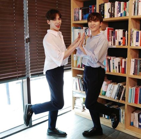 Vernon And Seungkwan, Vernon Seungkwan, Hansol Vernon Chwe, Seventeen Funny, Kpop Seventeen, Wave To Earth, Hansol Vernon, Funny Poses, Vernon Chwe