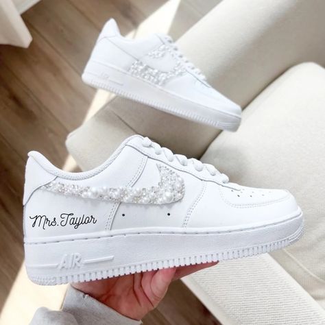 air force bride shoe - Blinged out bridal Air Force 1 sneakers personalized for the brides special day 👰🏻 with a rhinestone pearl cluster mix. Bridal Air Force Ones, Bride Air Force Ones, Wedding Air Forces, Air Force 1 Wedding, Bride Shoe, Personalized Sneakers, Nike Logos, Air Force 1 Nike, Bride Personalized