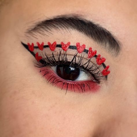 Valentines Eyeliner Looks, Valentine Eyeliner, Valentines Eyeliner, Diy Eyeshadow, Day Eye Makeup, Prom Eye Makeup, Halloween Eye Makeup, Valentines Day Makeup, Cute Eye Makeup