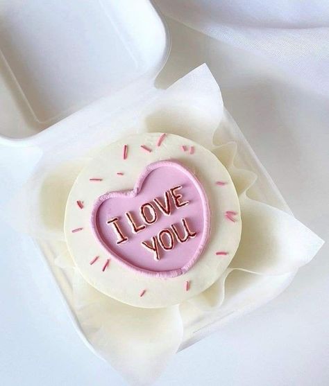 Mini Valentine Cakes, Korea Cake, Ugly Cakes, Happy Cake, Mini Torte, Pastel Cakes, Valentine Desserts, Mini Cakes Birthday, Valentines Day Cakes